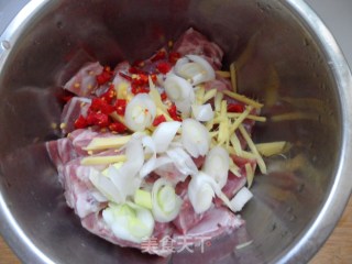 Four Steps to Make Spicy and Enjoyable [spicy Spare Ribs] recipe