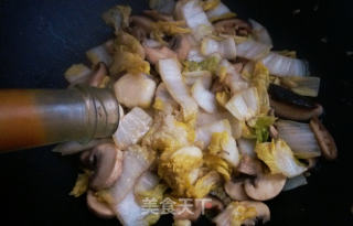 Stir-fried Cabbage with Mushrooms in Chicken Sauce recipe