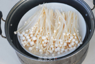 [steamed Enoki Mushrooms with Chopped Peppers] 10 Minutes to Create Delicious Quick Dishes recipe