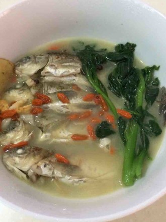 Wild Crucian Carp Soup with Fungus and Vegetables recipe