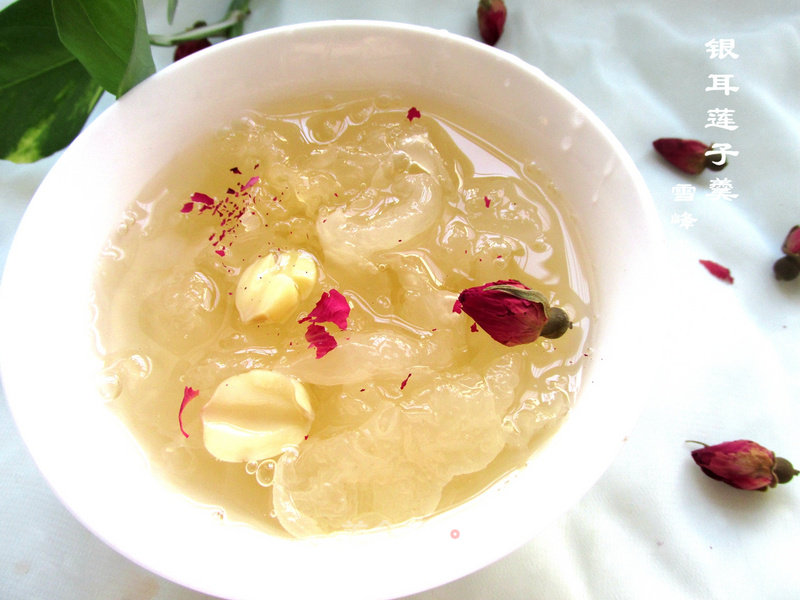 White Fungus and Lotus Seed Soup recipe