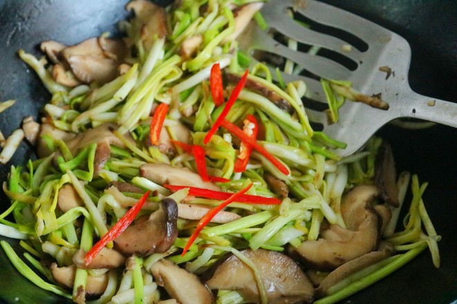 Stir-fried Garlic Sprouts with Shiitake Mushrooms recipe