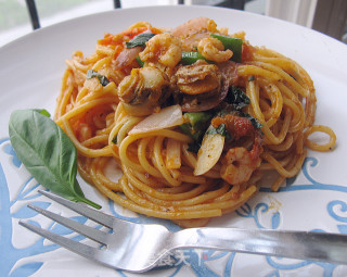 Stir-fried Spaghetti with Basil and Seafood recipe