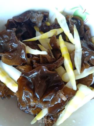 Wild Bamboo Shoots Mixed with Fungus recipe