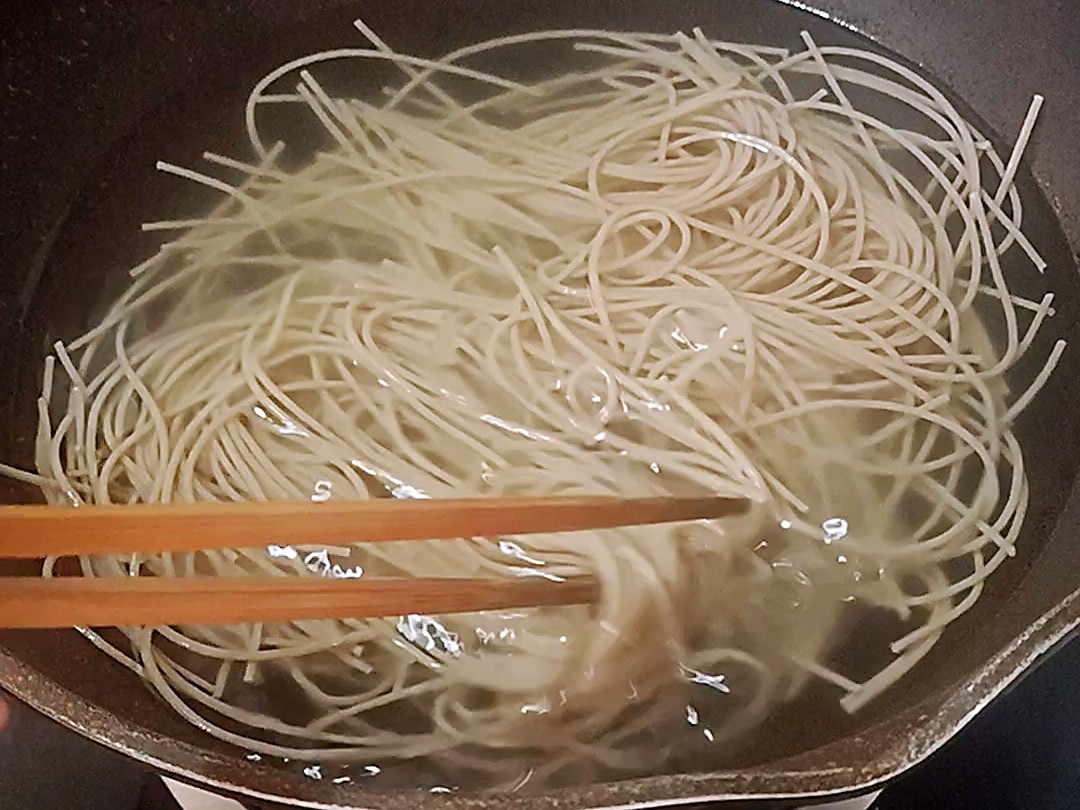 Naked Oatmeal Noodles that Can be Eaten by Soaking in Cold Water, Served with Western Red recipe