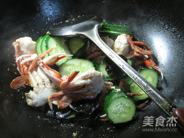 Stir-fried Flower Crab with Black Fungus and Cucumber recipe