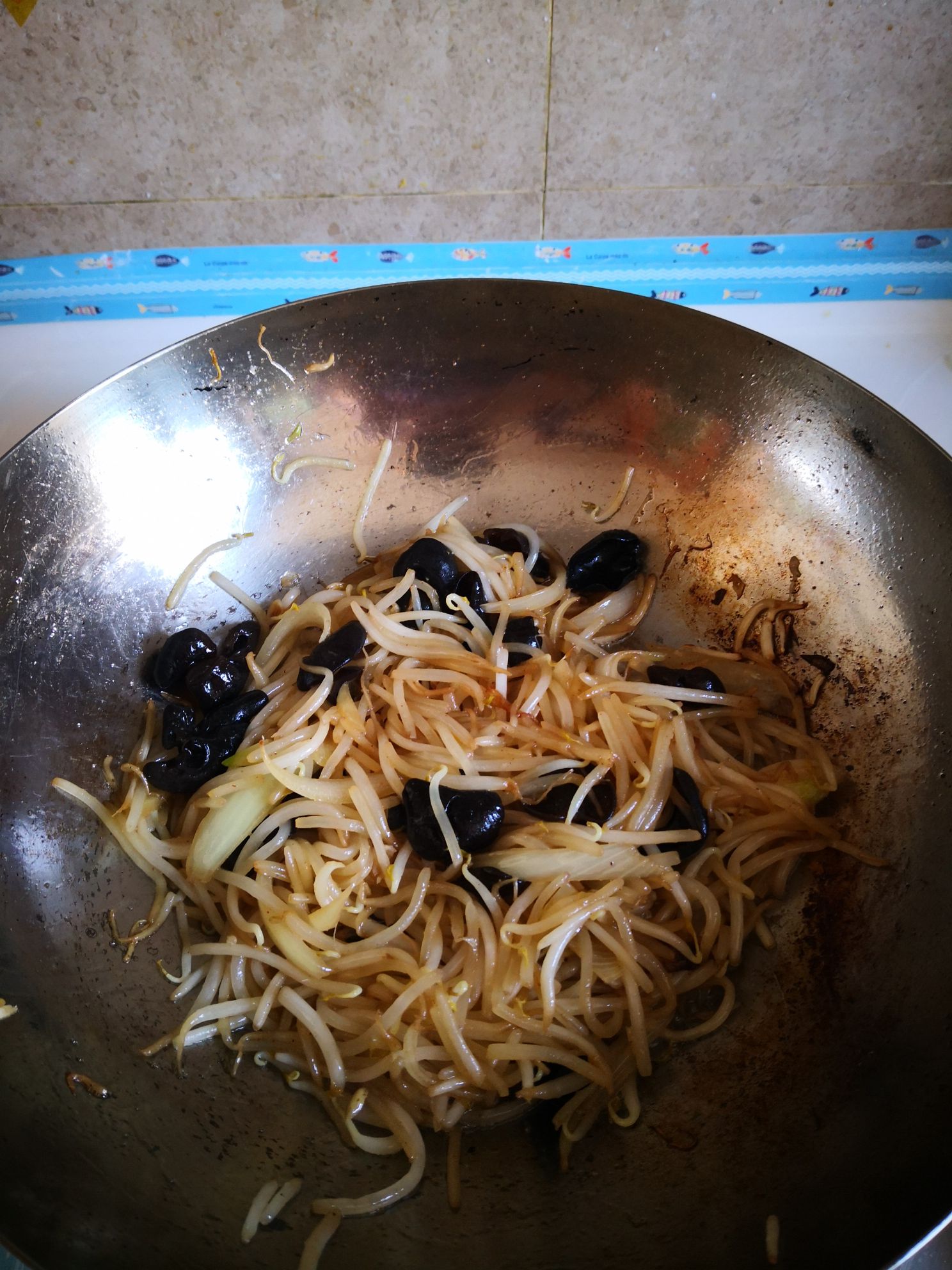 Fried Fungus with Bean Sprouts recipe