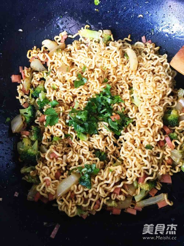 Instant Noodles with Broccoli and Cabbage recipe