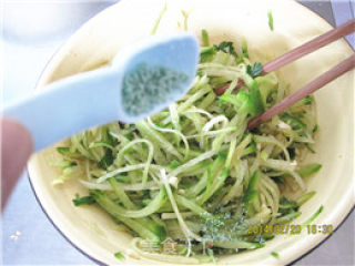 Shredded Radish with Garlic Salad recipe