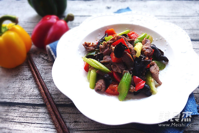 Stir-fried Lamb with Fungus and Celery recipe
