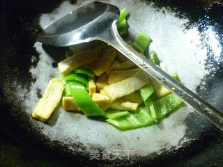 Stir-fried Tofu with Green Pepper Razor Clams recipe