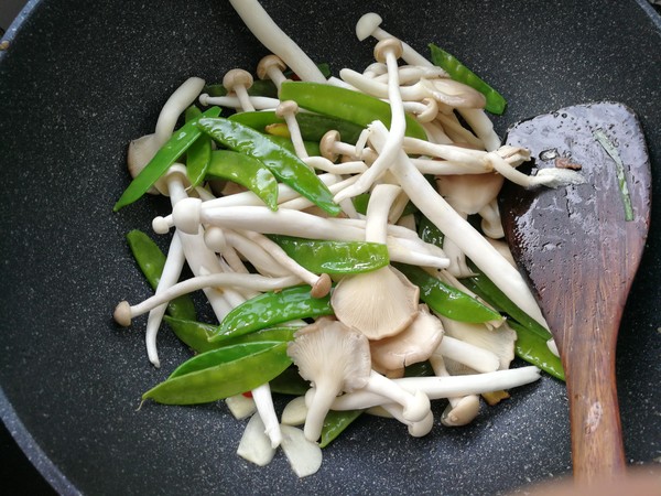 Stir-fried Beef with Blue Bean and Mushroom recipe