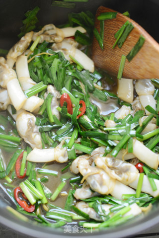 Stir-fried Sea Clam with Leek recipe