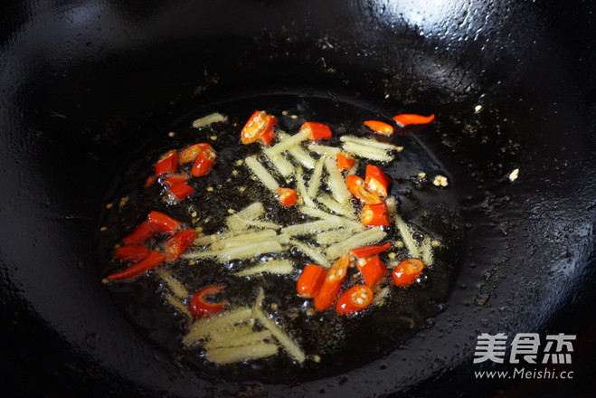 Stir-fried River Prawns with Leek recipe