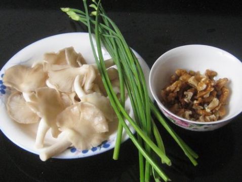 Walnut, Leek and Scallop Salad with Mushrooms recipe