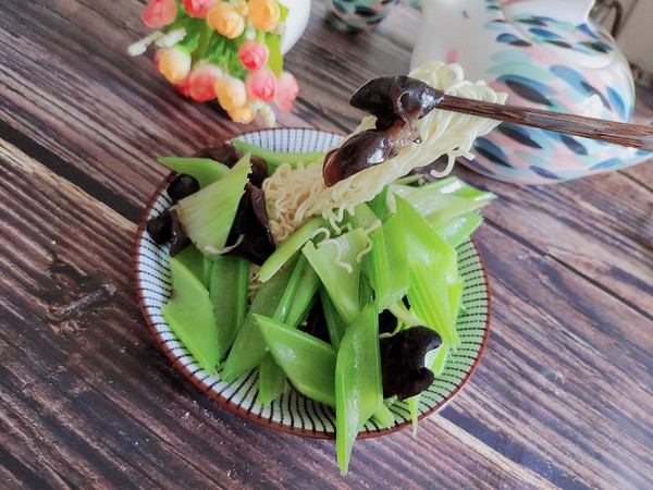 Celery Fungus Fried Noodles recipe