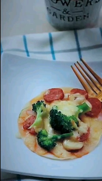 Mini Pizza with Sausage and Broccoli recipe