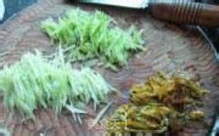 Sour Pepper Mixed with Shredded Lettuce recipe