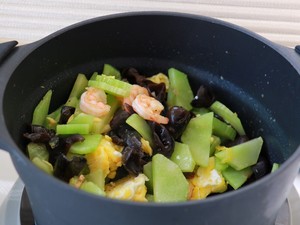 Healthy Low-calorie Home Cooking——scrambled Eggs with Shrimps, Lettuce, Fungus [panasonic Split Rice Cooker] recipe