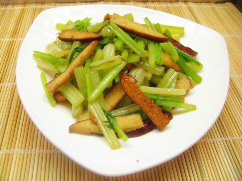 Vegetarian Stir-fried Celery and Dried Fragrant-quick Dish for Office Workers