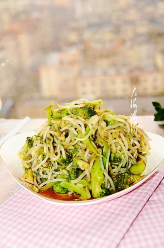 Stir-fried Mung Bean Sprouts with Broccoli Vegetarian