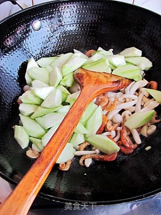Braised Loofah with Dried Shrimp and White Mushroom recipe