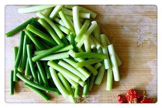 Stir-fried Broad Beans with Garlic Moss recipe