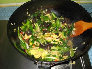 Scrambled Eggs with Garlic Seedlings Fungus recipe