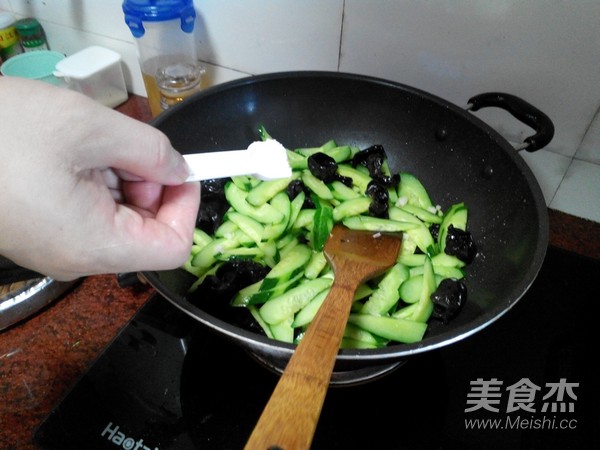 Fried Shrimp with Cucumber Fungus recipe