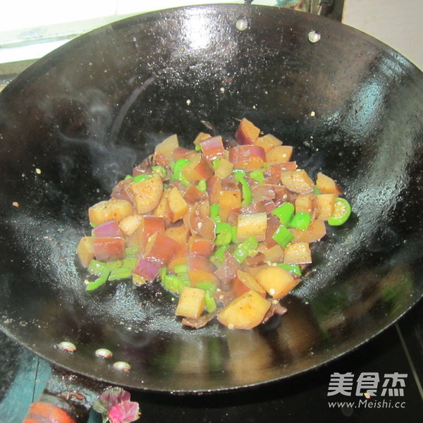 Fried Eggplant with Green Pepper and Fungus recipe