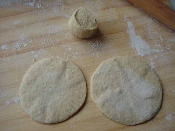 Fried Kidney Bean Buns with Whole Wheat Noodles recipe