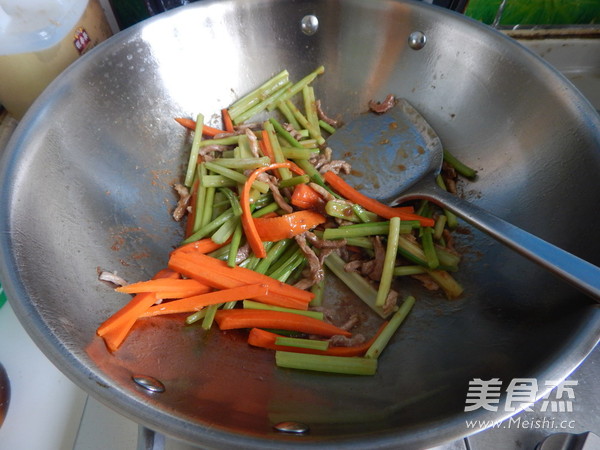 Stir-fried Rice Noodles with Shredded Pork recipe