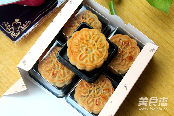 Cantonese-style Egg Yolk and Lotus Paste Mooncakes recipe