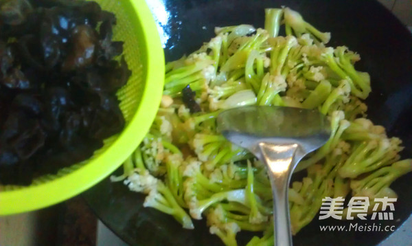 Stir-fried Cauliflower with Cloud Ears recipe