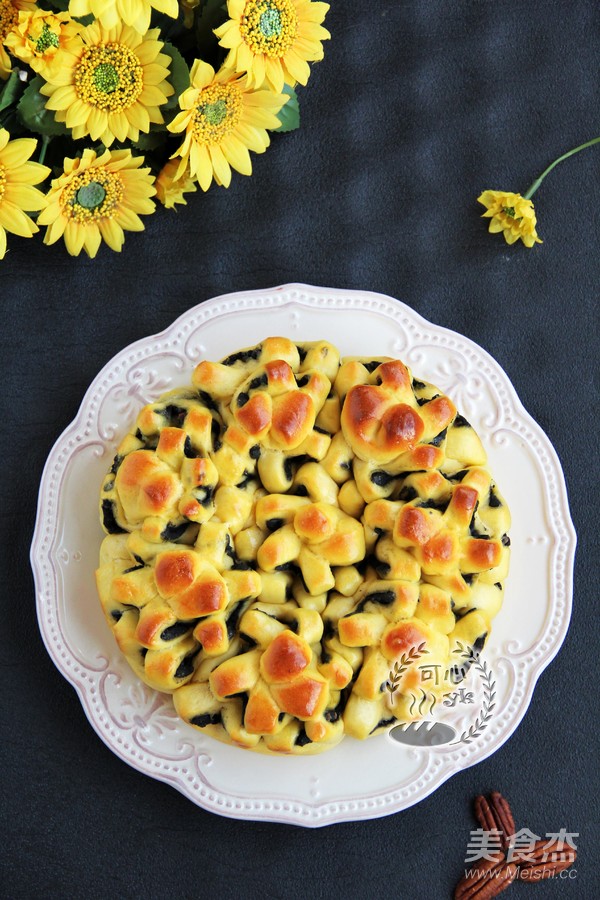 Pumpkin Pecan Black Sesame Flower Bun recipe
