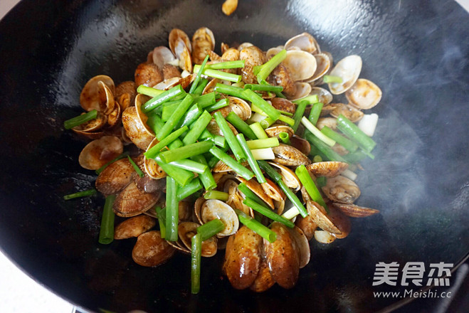 Black Pepper Popped Clams recipe