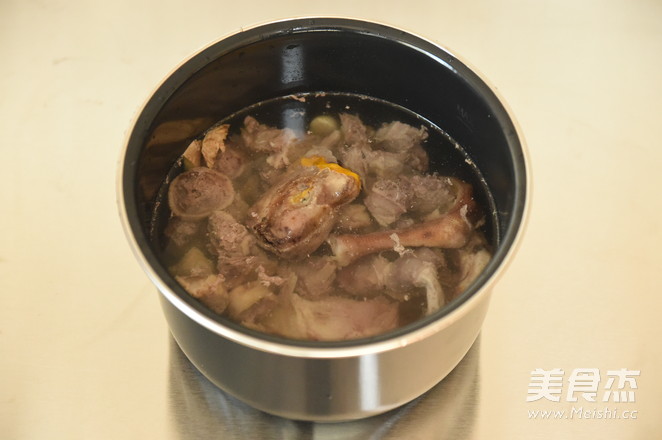Stewed Goose with Clear Broth and Basil recipe