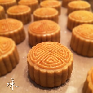 Cantonese-style Moon Cakes-egg Yolk and Lotus Paste Moon Cakes recipe