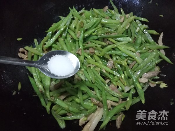 Home-cooked Meals-stir-fried Shredded Pork with Beans recipe