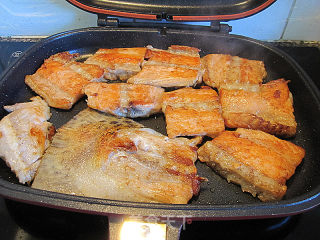 Fried Salmon Bones with Dried Spice Leaves recipe