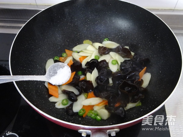 Fried Yam with Black Fungus recipe