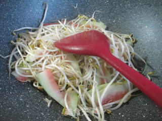 Stir-fried Mung Bean Sprouts with Watermelon Peel recipe