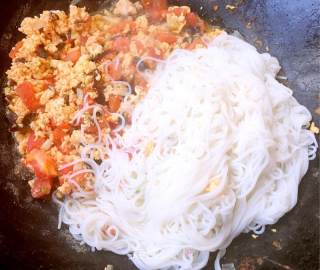 Stir-fried Rice Noodles with Tomato, Egg, Fungus recipe