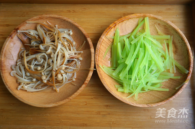 Enoki Mushroom Cold Noodle Roll recipe