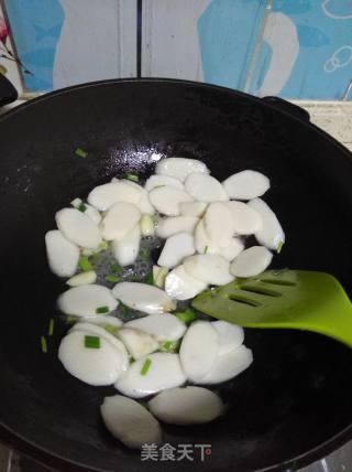 Stir-fried Barbecued Pork with Pepper, Fungus and Mountain Pill recipe