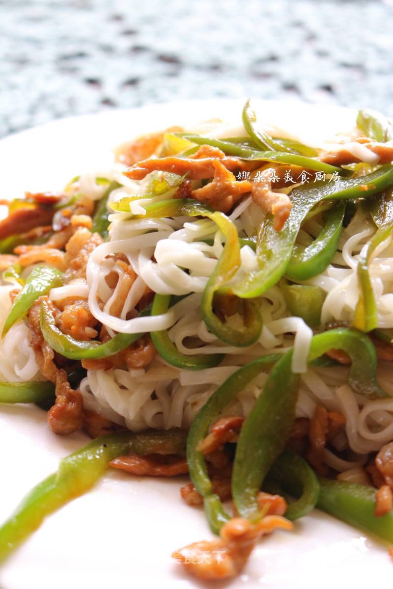 Green Pepper Shredded Pork Topped Noodles recipe