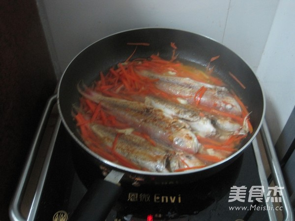 Braised Sequoia Fish with Carrots recipe