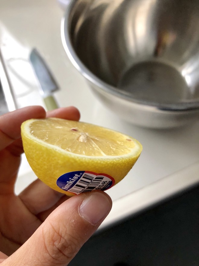 Squeeze Lemon Juice in One Second, No Dirty Hands, No Machine (and Separation of Lemon Juice and Nucleus) If You Love Baking, You Must Take A Look recipe