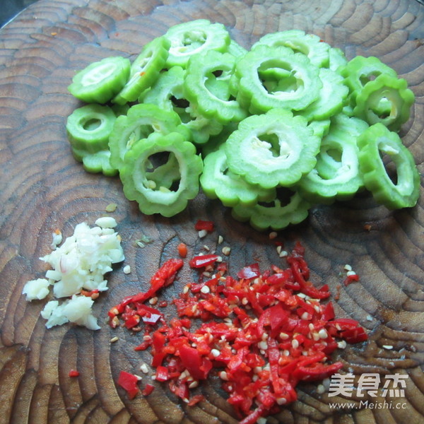 Spicy Stir-fried Bitter Gourd Rings recipe