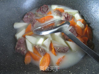 Boiled Duck Legs with Carrots and Zizania recipe
